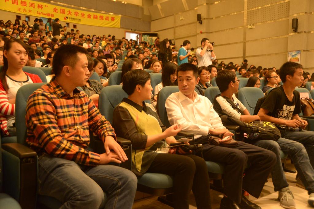 郑董事长和中国银河证券重庆分公司总经理魏庆孔交谈